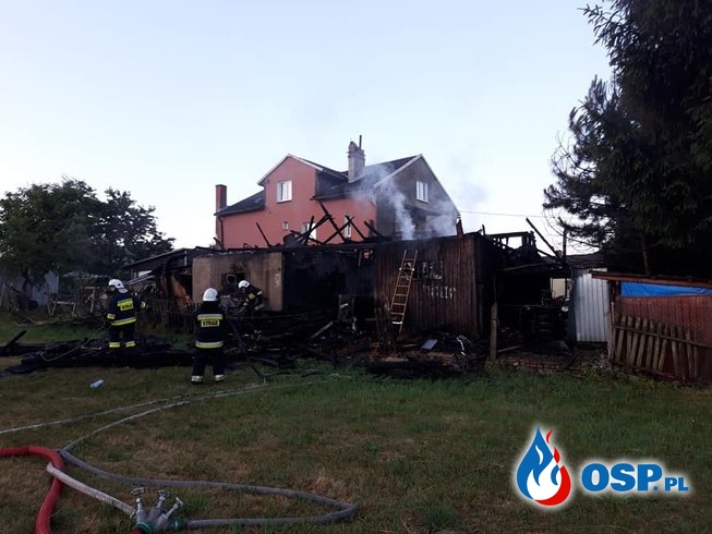 Nocny pożar w Jeżowie Sudeckim. Spłonął garaż i bele słomy. OSP Ochotnicza Straż Pożarna