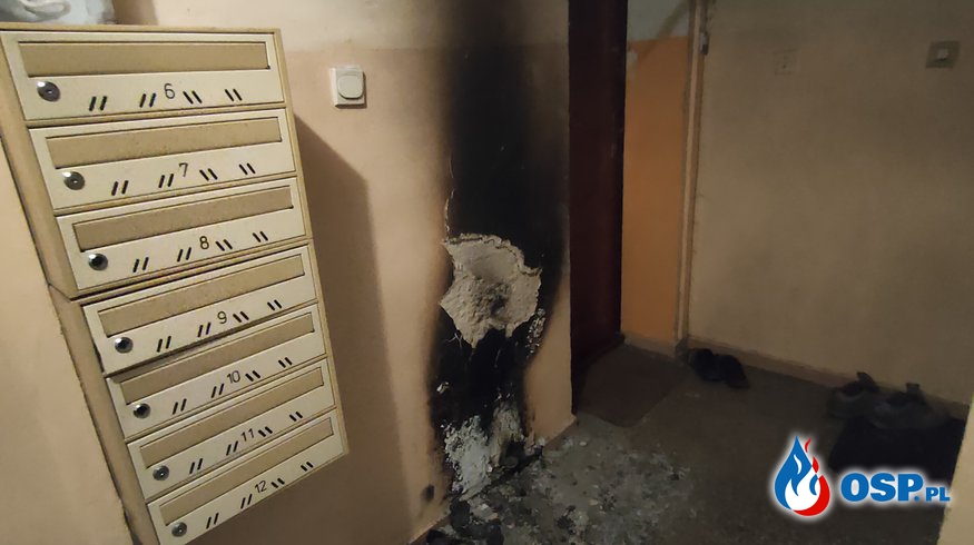 267/2021 Pożar śmieci na klatce schodowej OSP Ochotnicza Straż Pożarna