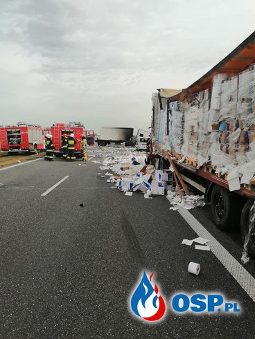 Ciężarówka zapaliła się po wypadku na S8. Wiozła kontenery do szpitala na Stadionie Narodowym. OSP Ochotnicza Straż Pożarna