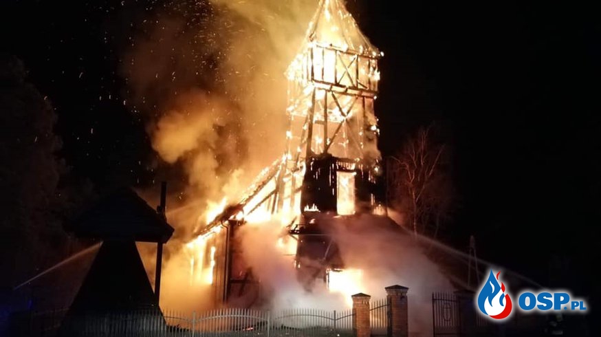 Pożar zabytkowego kościoła w Kasparusie, zawaliła się wieża i dach. W akcji 16 zastępów strażaków. OSP Ochotnicza Straż Pożarna