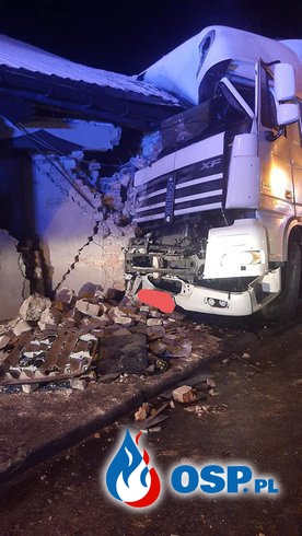 Ciężarówka wjechała w dom. Zawaliła się jedna ze ścian budynku. OSP Ochotnicza Straż Pożarna