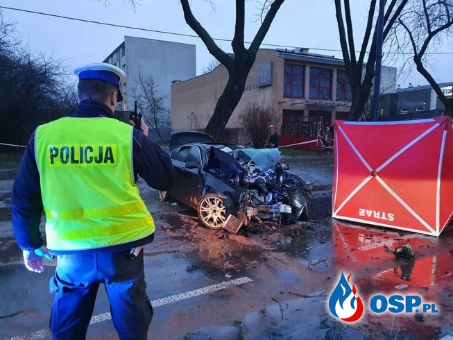 BMW rozbiło się na drzewie w Łodzi. Dwie osoby zginęły, trzecia walczy o życie. OSP Ochotnicza Straż Pożarna
