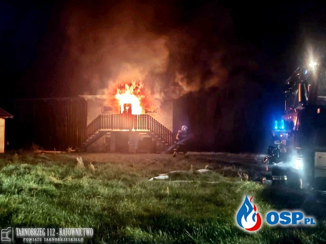 Płomienie wydobywały się przez okna z płonącego domu. Groźny pożar w Skopaniu. OSP Ochotnicza Straż Pożarna