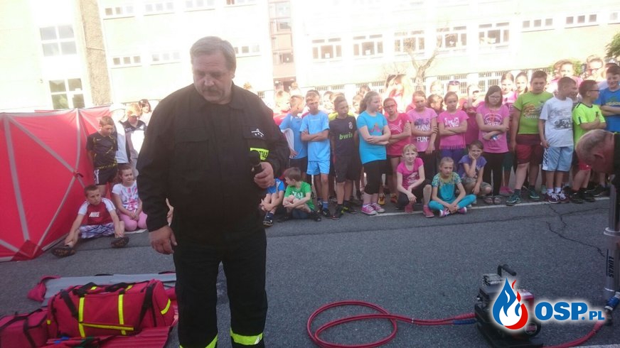 Pokaz sprzętu technicznego oraz pierwszej pomocy w szkole z okazji Dnia Dziecka OSP Ochotnicza Straż Pożarna
