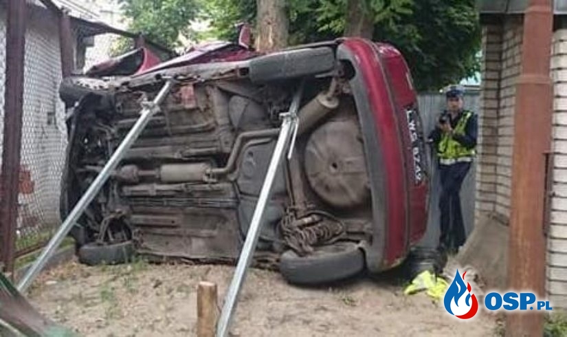 Wypadek w Łodzi. Ojciec z synem zakleszczeni w samochodzie. OSP Ochotnicza Straż Pożarna
