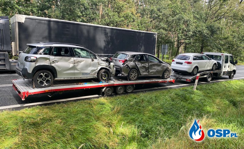 Szalona jazda młodego kierowcy BMW zakończona karambolem. Wypadek pod Opolem. OSP Ochotnicza Straż Pożarna