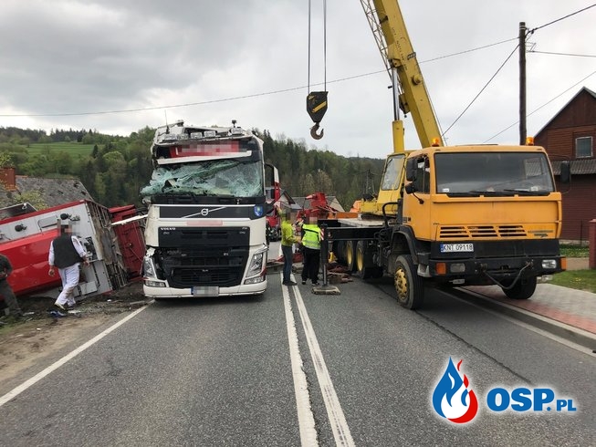 Ciężarówka wioząca świnie wypadła z drogi i przewróciła się na bok OSP Ochotnicza Straż Pożarna