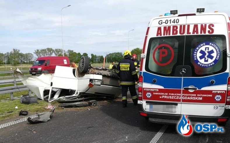 Groźny wypadek na S7. Bus służby drogowej staranowany przez volvo. OSP Ochotnicza Straż Pożarna