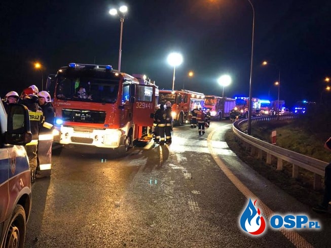 Tragiczny wypadek na S5. Auto dachowało po zderzeniu z ciężarówką. OSP Ochotnicza Straż Pożarna