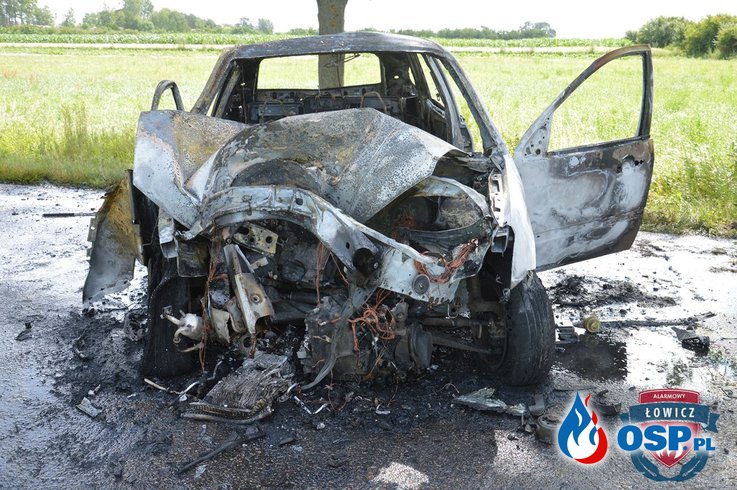 Rozpędzony ford focus uderzył w drzewo. Samochód doszczętnie spłonął! OSP Ochotnicza Straż Pożarna