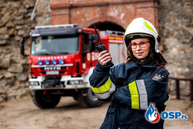Sesja fotograficzna strażaków-ochotników i druhen z Budzowa OSP Ochotnicza Straż Pożarna
