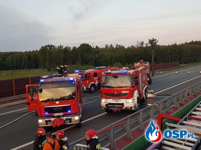 Pożar naczepy ciężarówki na autostradzie A2. Duże utrudnienia w ruchu. OSP Ochotnicza Straż Pożarna