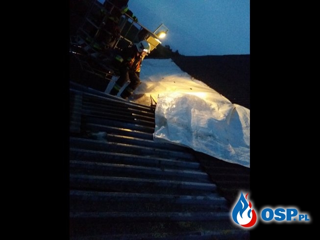 Konar drzewa na drodze w Nowej Wsi oraz zerwany dach w Olbrachcicach OSP Ochotnicza Straż Pożarna