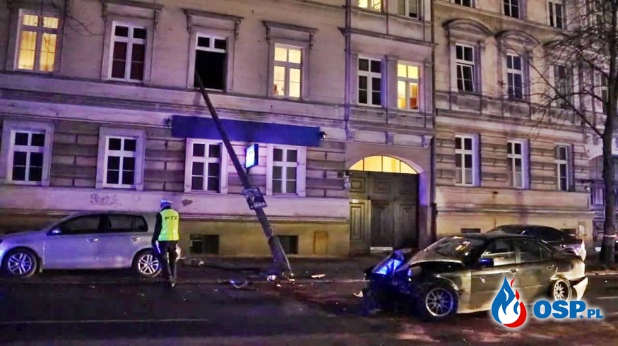 BMW uderzyło w latarnię, ta wpadła przez okno do mieszkania i raniła lokatorkę OSP Ochotnicza Straż Pożarna