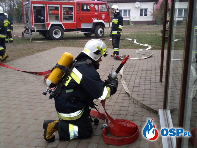Ćwiczenia na budynku Szkoły w Słowikowie OSP Ochotnicza Straż Pożarna
