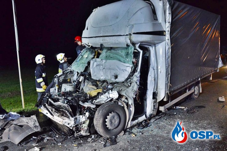Bus wjechał w tył ciężarówki. Kierowca auta dostawczego zmarł w szpitalu. OSP Ochotnicza Straż Pożarna