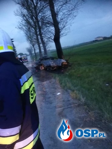 Auto zapaliło się po zderzeniu z drzewem. Nie żyje 29-letnia kobieta. OSP Ochotnicza Straż Pożarna