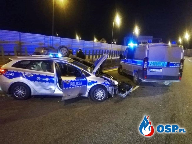 Dwa uszkodzone radiowozy, auto przestępców dachowało. Policyjny pościg na A1. OSP Ochotnicza Straż Pożarna