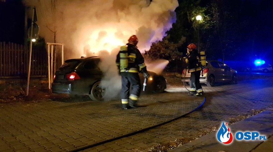 Pożar samochodu w Warszawie. Wnętrze auta doszczętnie spłonęło. OSP Ochotnicza Straż Pożarna