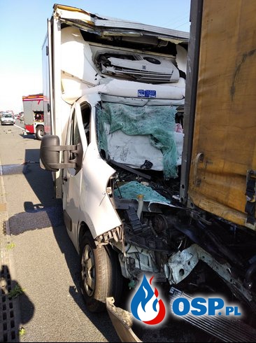 Auto dostawcze dosłownie wbiło się w tył ciężarówki. Tragiczny wypadek na A4. OSP Ochotnicza Straż Pożarna