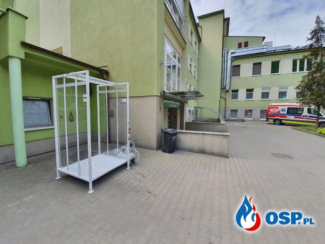 Strażacy skonstruowali kabinę do dezynfekcji dla szpitala. Zobacz jak działa! OSP Ochotnicza Straż Pożarna