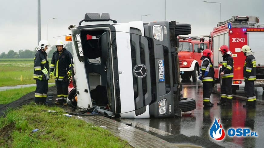 Ciężarówka przewróciła się na rondzie pod Opolem. Kierowca zabrany śmigłowcem LPR. OSP Ochotnicza Straż Pożarna