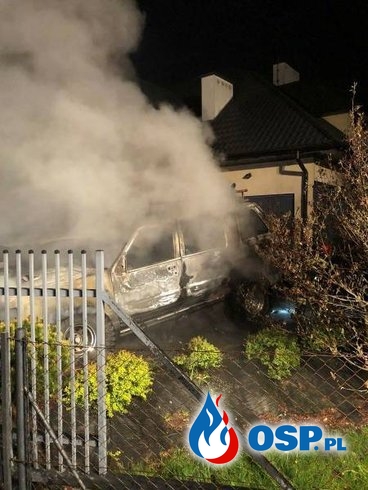 Nocny pożar samochodu w Chełmcu. Auto doszczętnie spłonęło. OSP Ochotnicza Straż Pożarna