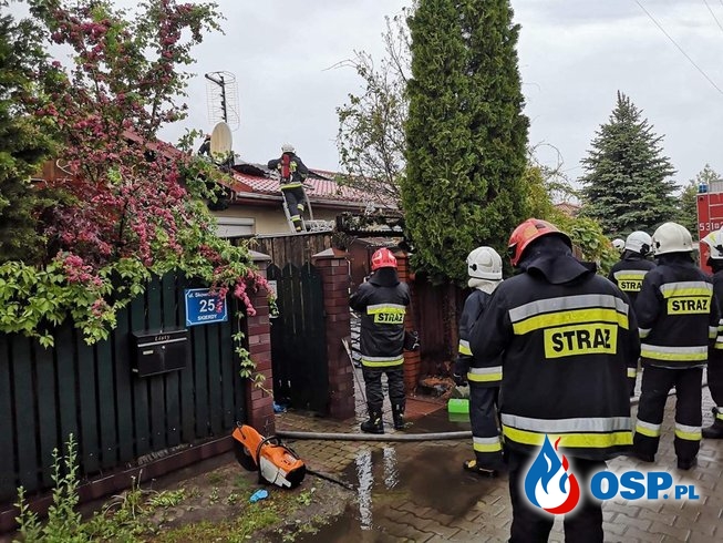 Groźny pożar pod Legionowem. Poddasze domu wielorodzinnego w ogniu. OSP Ochotnicza Straż Pożarna