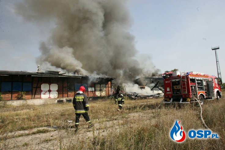 Potężny pożar pustostanu w Legnicy. Ranny jeden ze strażaków. OSP Ochotnicza Straż Pożarna