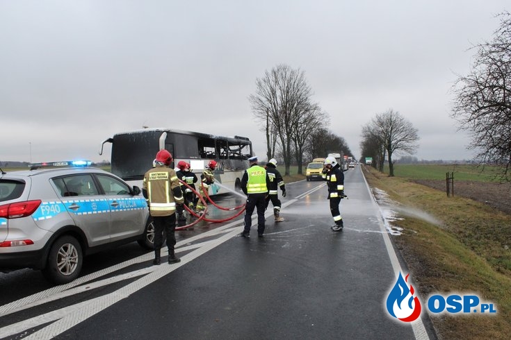Pożar autokaru na DK42. Kierowcy próbowali ugasić ogień. OSP Ochotnicza Straż Pożarna