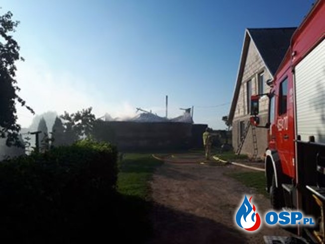 Pożar obory w Żakowicach. Spłonęły też przyczepki i motocykl. OSP Ochotnicza Straż Pożarna