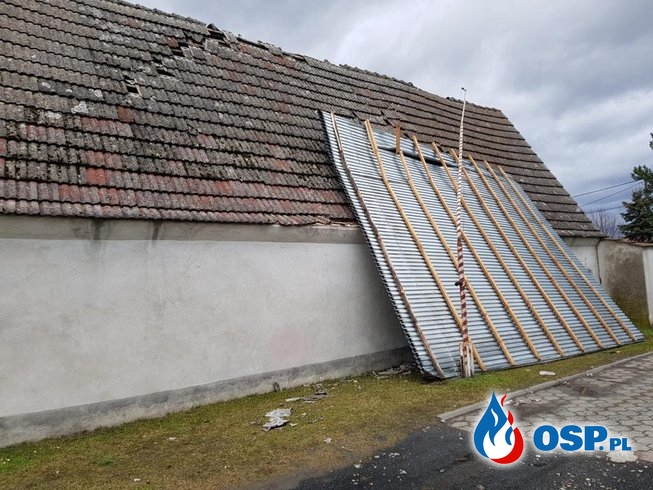 Wiatr zerwał dach z remizy OSP Falmirowice. Strażacy byli wtedy na akcji. OSP Ochotnicza Straż Pożarna