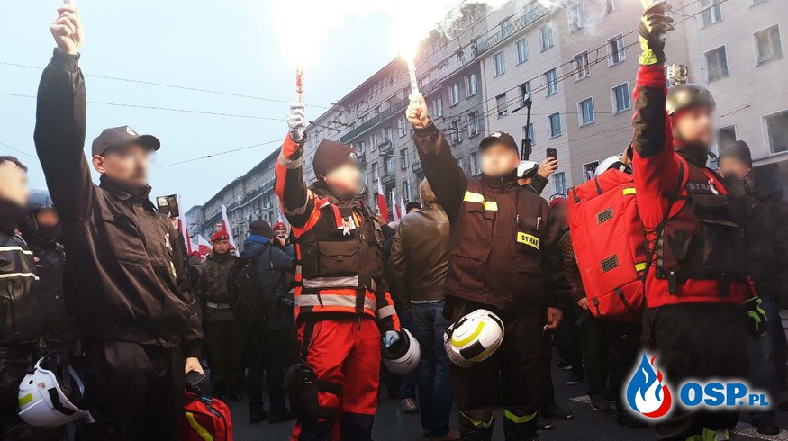 Skandaliczne zachowanie strażaków podczas marszu. Odpalili race, szuka ich policja. OSP Ochotnicza Straż Pożarna