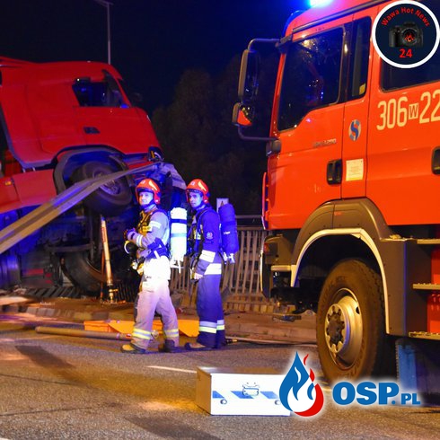 Zderzenie ciężarówki z jaguarem. Skończyło się blokadą trasy S8. OSP Ochotnicza Straż Pożarna