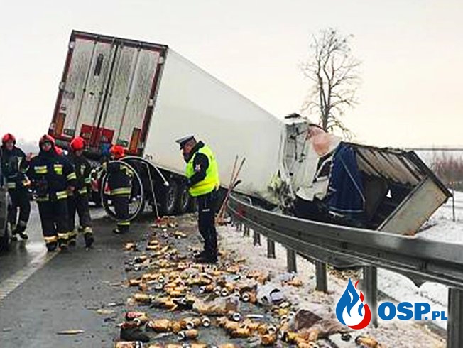 Scania uderzyła w DAF-a z piwem. Obie ciężarówki wypadły z drogi. OSP Ochotnicza Straż Pożarna