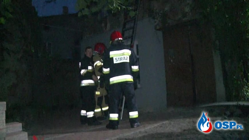"Pali się, ludzie wstawać!" Rodzina z dzieckiem była uwięziona w płonącej kamienicy. OSP Ochotnicza Straż Pożarna