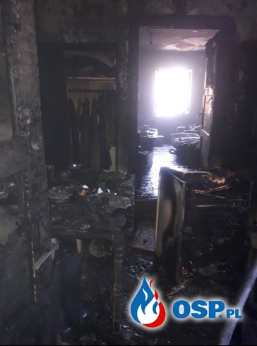 Tragiczny pożar mieszkania w Krapkowicach. Jedna osoba zginęła, druga trafiła do szpitala. OSP Ochotnicza Straż Pożarna