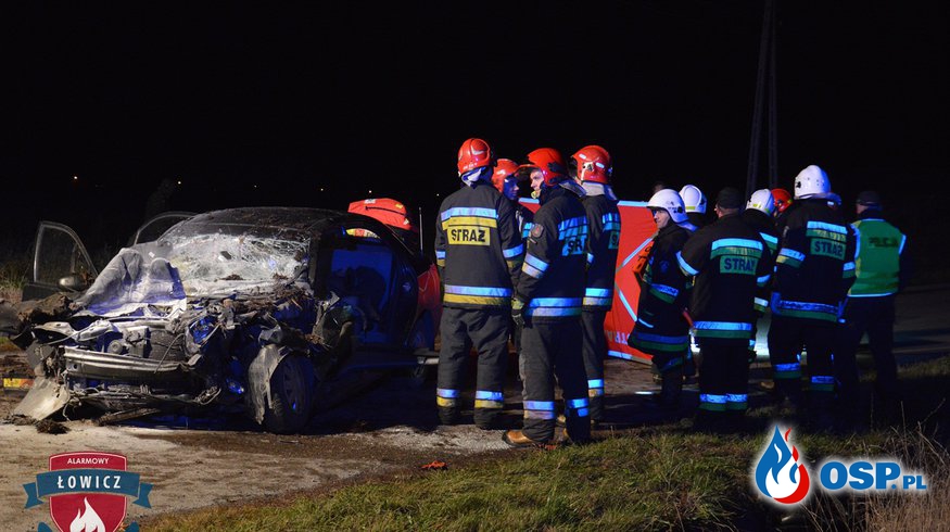 Kierowca daewoo zginął po uderzeniu w nieoświetloną przyczepę z rozrzutnikiem rolniczym! OSP Ochotnicza Straż Pożarna