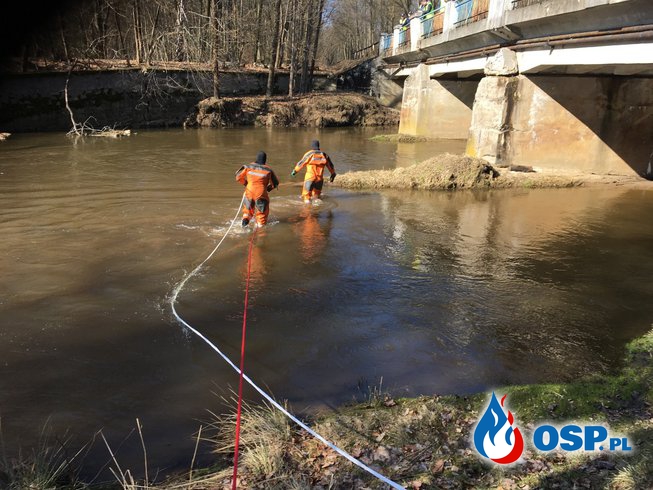 Pomoc Policji w wyciągnięciu zwłok z rzeki. OSP Ochotnicza Straż Pożarna