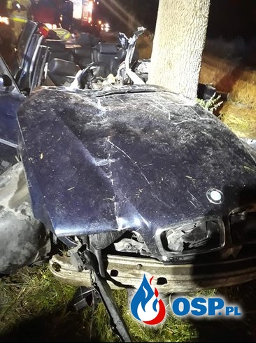 20-latek rozbił BMW na drzewie. Nocny wypadek pod Kłobuckiem. OSP Ochotnicza Straż Pożarna