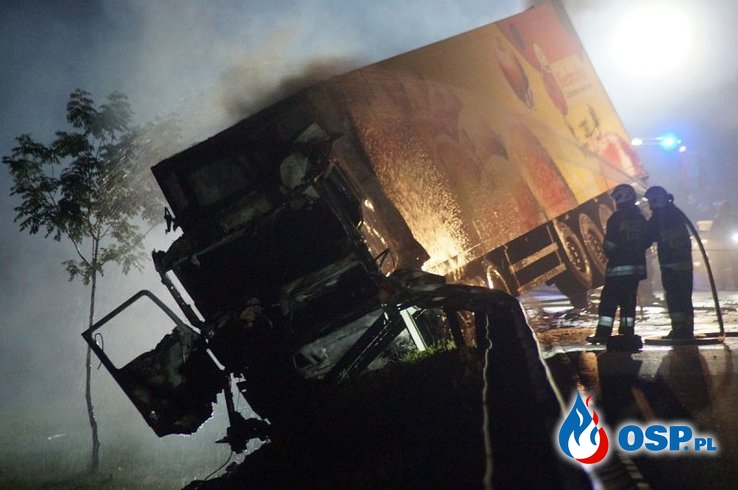 BMW wbiło się pod ciężarówkę i stanęło w ogniu. Młody kierowca zginął na miejscu. OSP Ochotnicza Straż Pożarna