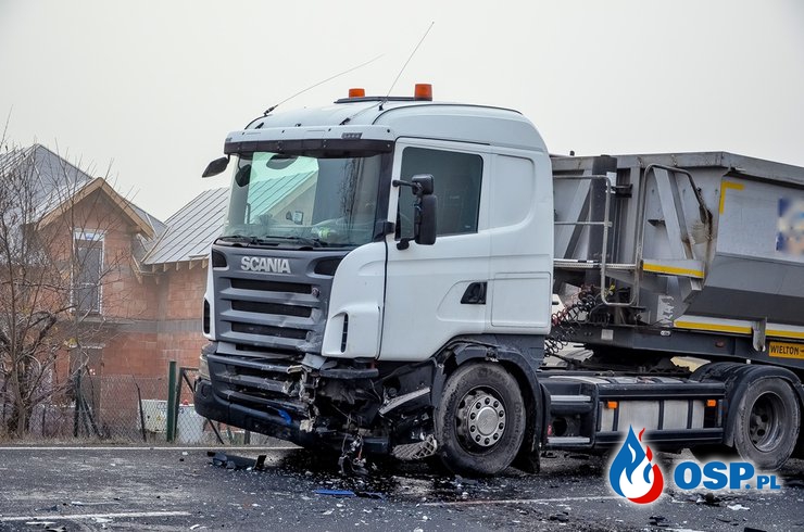 Poranny wypadek seicento i ciężarówki. W akcji LPR. OSP Ochotnicza Straż Pożarna