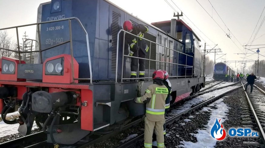 Pociąg zderzył się z lokomotywą, 5 osób rannych. Wypadek kolejowy na Podkarpaciu. OSP Ochotnicza Straż Pożarna