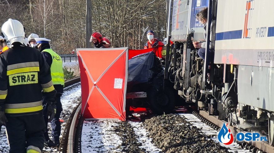 Tragiczne zderzenie BMW z pociągiem. Lokomotywa pchała auto kilkaset metrów po torach. OSP Ochotnicza Straż Pożarna