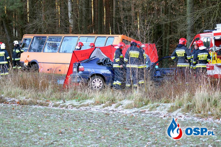 Wypadek BMW i autobusu szkolnego. Nie żyje 24-letni kierowca osobówki. OSP Ochotnicza Straż Pożarna