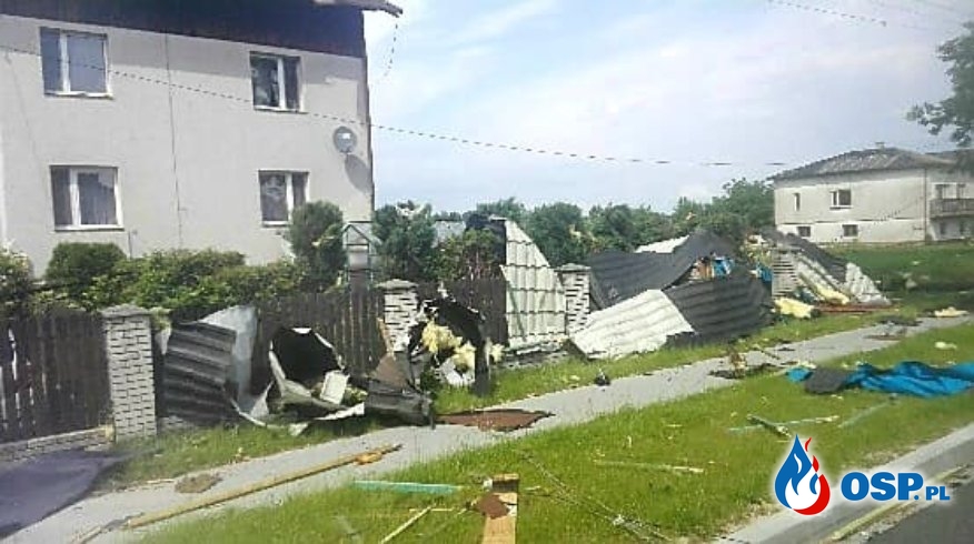 Trąba powietrzna nad Kaniowem uszkodziła 23 budynki. Na miejscu działa 130 strażaków OSP i PSP. OSP Ochotnicza Straż Pożarna