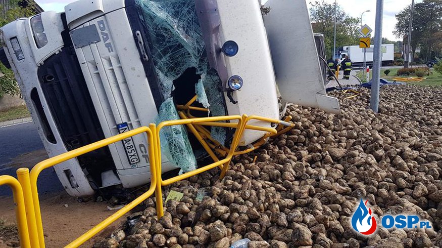 Ciężarówka z burakami przewróciła się na zakręcie OSP Ochotnicza Straż Pożarna