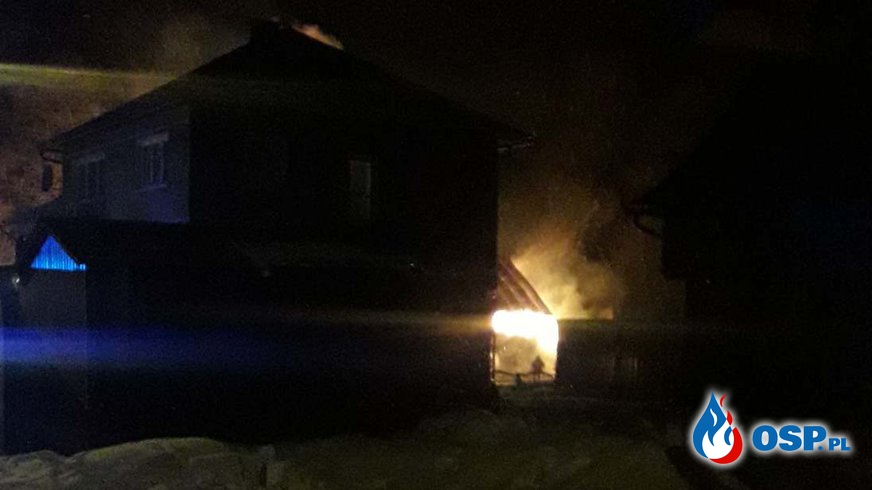 Nocny pożar w Podsarniu. Spłonął budynek gospodarczy, wewnątrz były samochody. OSP Ochotnicza Straż Pożarna