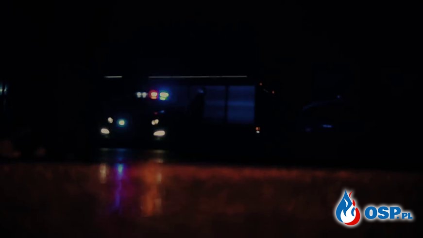 Kilku strażaków PSP i dwa wozy na planie teledysku. "Robili światło i deszcz". OSP Ochotnicza Straż Pożarna