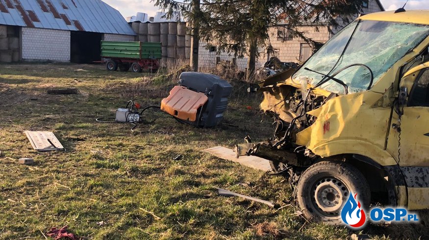 Dwie ofiary śmiertelne po zderzeniu busów na Podlasiu. Na miejscu lądował śmigłowiec LPR. OSP Ochotnicza Straż Pożarna